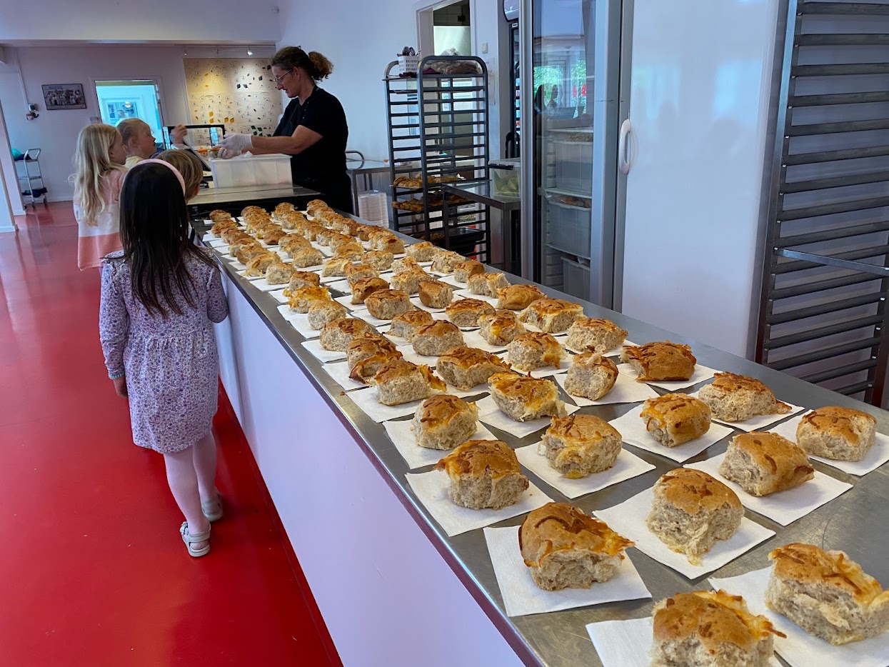 Boller i stribevis på et bord